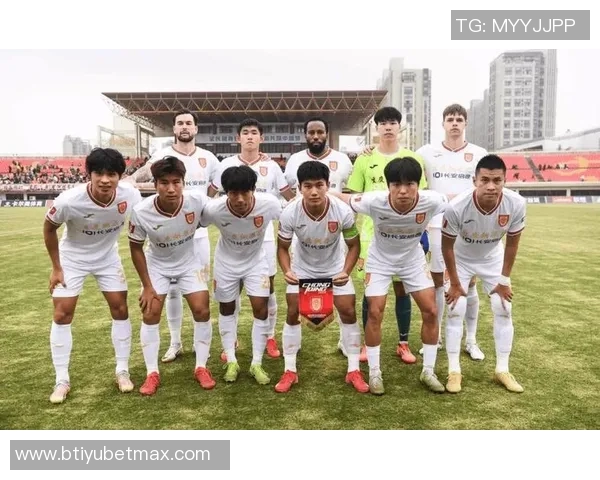 铜梁龙外援精彩头球破门助力球队打破僵局张外龙场边赞赏不断