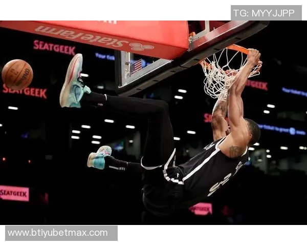 克拉克斯顿半场表现惊艳7中5贡献11分8板5助正负值高达22