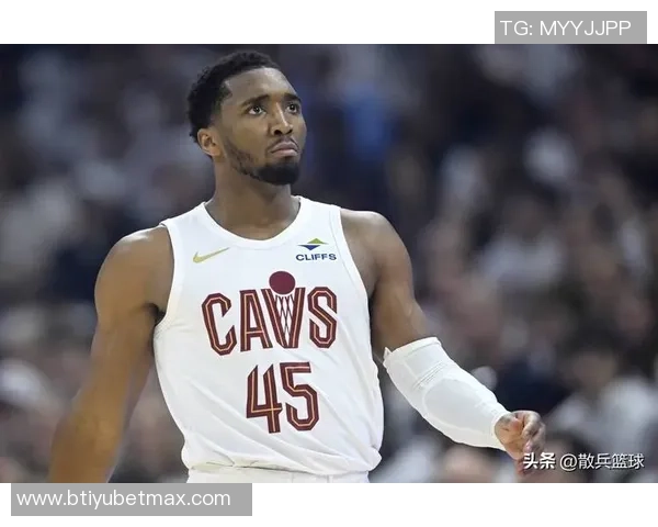 米切尔半场表现亮眼12投7中斩获17分6篮板2助攻且零失误正负值高达19